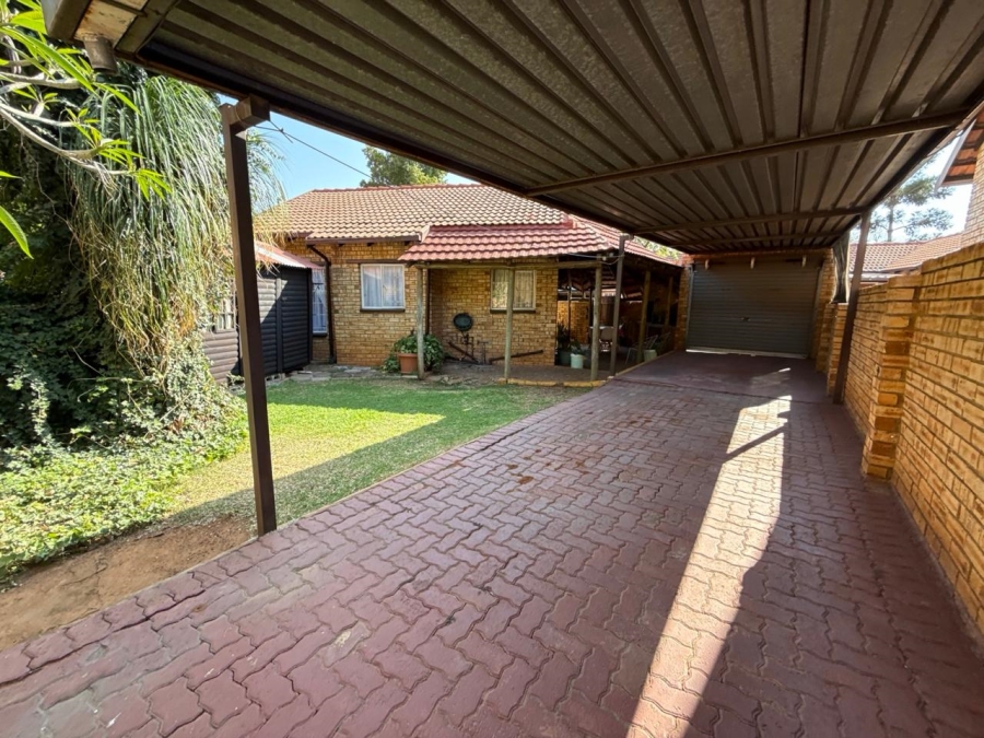 2 Bedroom Property for Sale in Safari Gardens North West